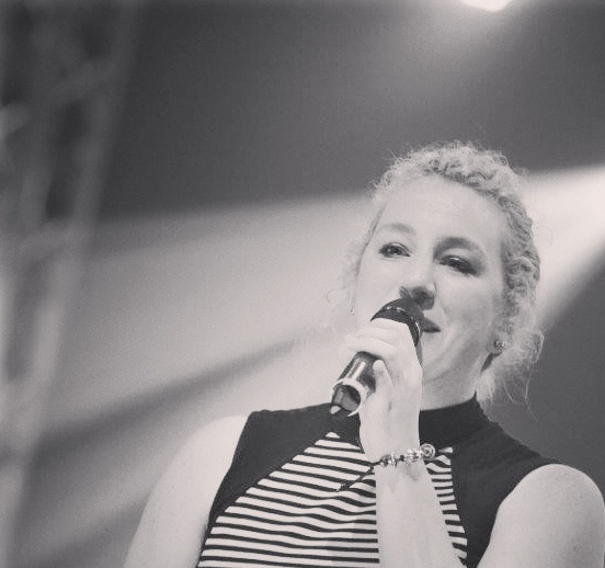 Tina Brouwers zingt ingetogen