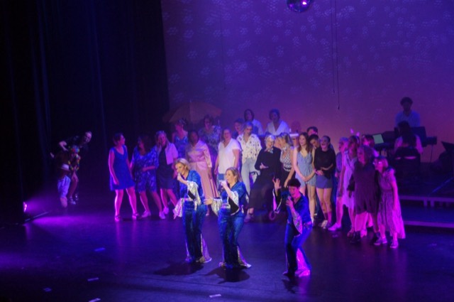 Ensemble op het podium in paars licht