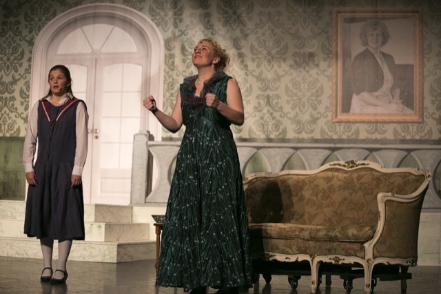 Tina Brouwers in een theaterdecor
