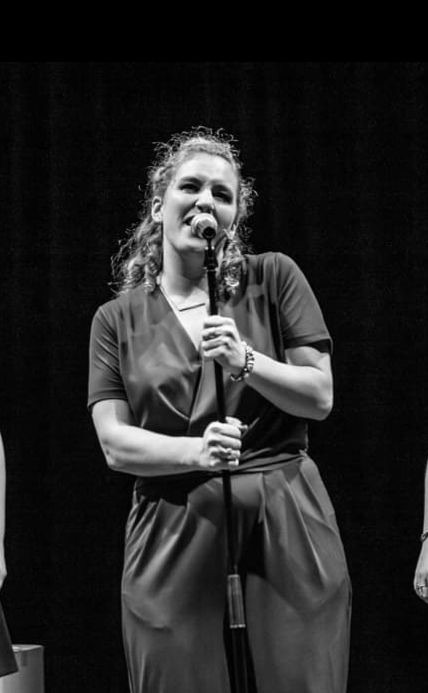 Tina Brouwers zingt, zwart-witfoto